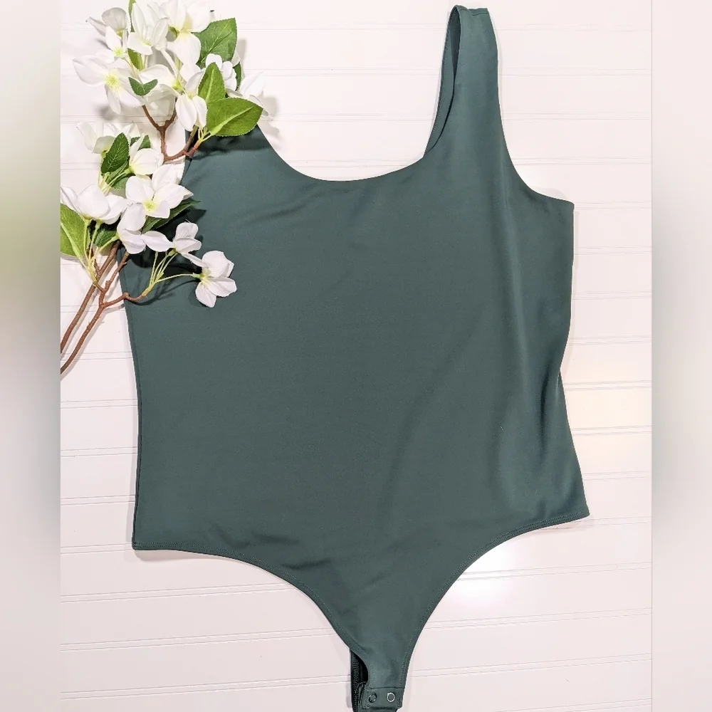 🌿 Express Moss Green Body Contour Scoop Neck Bodysuit - Picture 1 of 4